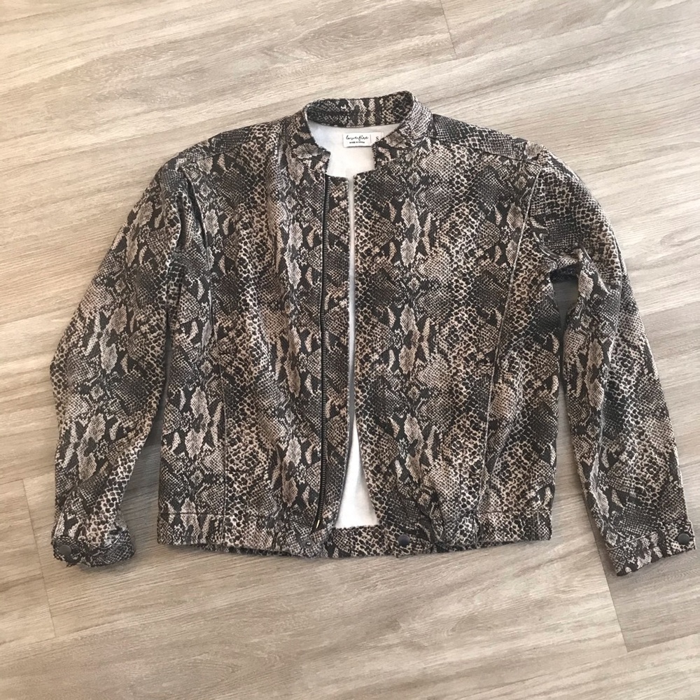 Light denim jacket in snakeskin print
